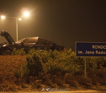 Bmw dosłownie wleciało na rondo i uderzyło w latarnię (ZDJĘCIA, WIDEO)