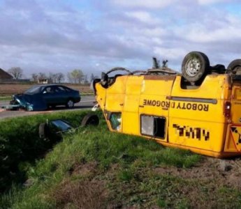 Zderzenie busa z osobówką. Pięć osób odniosło obrażenia [ZDJĘCIA]
