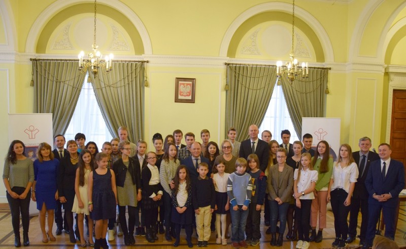 Wsp&oacute;lne zdjęcie stypendyst&oacute;w Fundacji Polish Orphans Charity