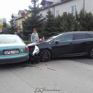 Ostrołęka: Kolizja dwóch osobówek na osiedlu Bursztynowym [ZDJĘCIA]