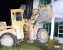 Pijacki rajd koparką. 20-letni kierowca niszczył wszystko na swojej drodze (ZDJĘCIA)