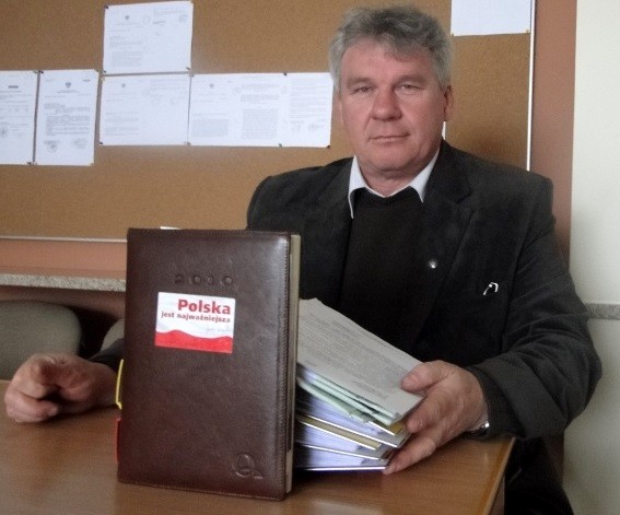 Robert Mamątow z listami kandydat&oacute;w