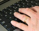 „Spalić biura PiS, prześladować PiS-iorów wszędzie, teraz i zawsze...”. Kolejne groźby w Internecie