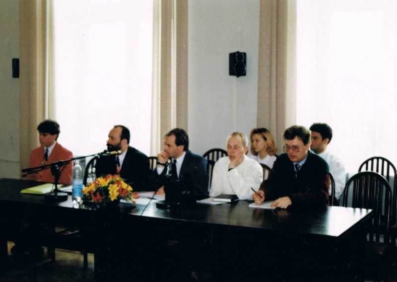 Starania o koncesję. Od lewej: Robert Napi&oacute;rkowski, Tomasz Rybacki, Krzysztof Krawczyk, Mariusz Prusaczyk, Bogdan Cichoń. Z tyłu siedzą Ewa Skoczeń i Robert Juchniewicz 