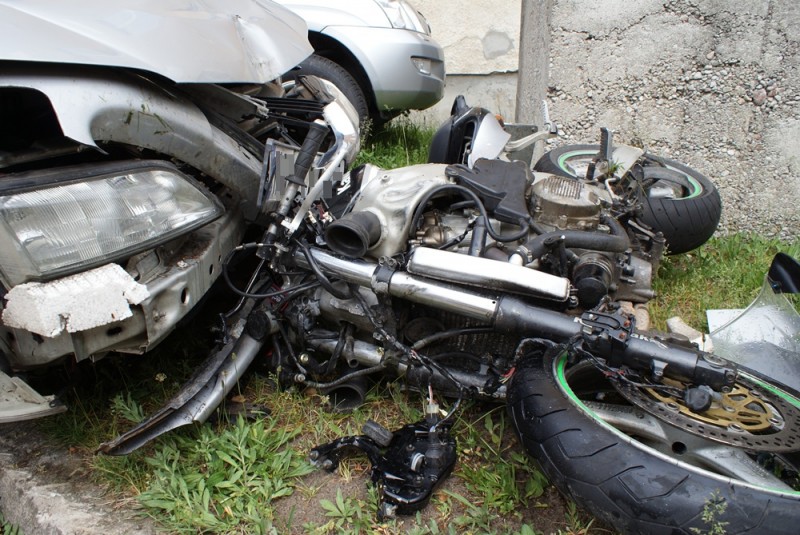 W wyniku tego wypadku 28-letni motocyklista, mieszkaniec gminy Lelis, poni&oacute;sł śmierć na miejscu (fot. KMP Ostrołęka)