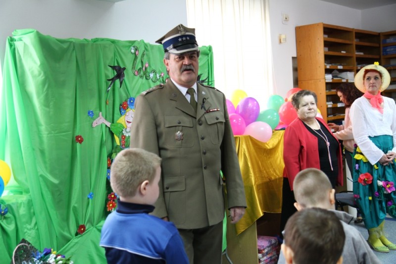 Dzieciom czytał bajki Marek Tadeusz Kowalski, prezes Stowarzyszenia Sympatyk&oacute;w V Pułku Ułan&oacute;w Zasławskich