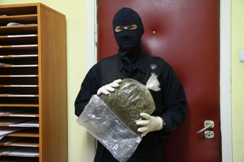 Ostrołęcka policja zarekwirowała ponad kilogram narkotyk&oacute;w (fot. Roxana Dawid) 