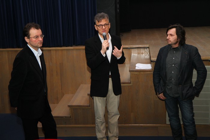 Po seansie odbyła się dyskusja z  tw&oacute;rcami filmu: Maciejem Pawlickim, Arkadiuszem Gołębiewskim oraz posłem Czartoryskim (fot. R.D.)