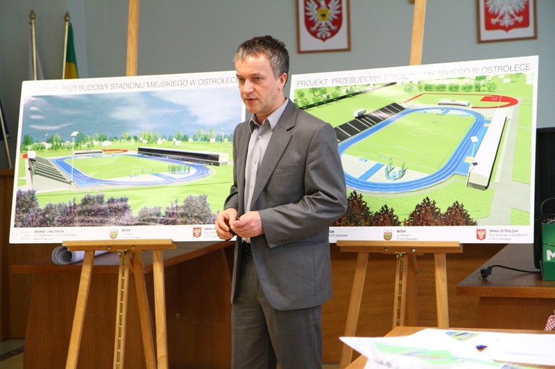 Prezydent miasta przedstawił projekty przebudowy stadionu i budowy dw&oacute;ch hal sportowych (fot. R. Dawid)