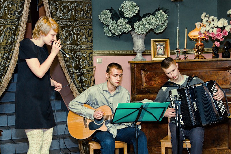 ZabDab Trio zafundował publiczności walentynkowy nastr&oacute;j. (Fot. Tomasz Mateusiak)