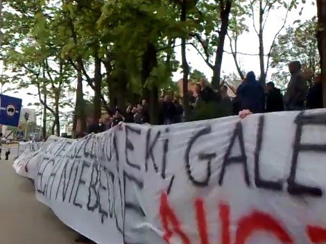 Protest kibic&oacute;w Jagiellonii Białystok (fot. youtube)