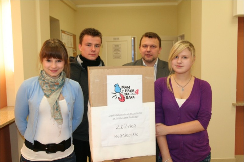 Na zdjęciu od lewej: Małgorzata Kurpiewska, Karol Wr&oacute;blewski, Dariusz  Maciak - przewodniczący Rady Miasta i Sylwia Walkiewicz - lider zespołu  w ZSZ nr 2