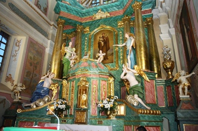 Ołtarz gł&oacute;wny w sanktuarium św. Antoniego w Ostrołęce (fot. sanktuarium.ostroleka.pl)