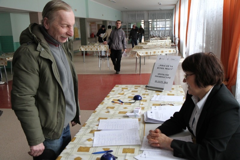 Na spotkaniu pracownicy socjalni m.in. pomagali uczestnikom wypełniać wnioski (fot. eostroleka.life)