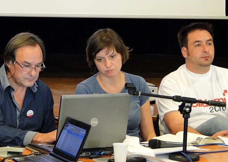 Zarząd Solidarnych 2010 podczas sobotniej konferencji. Od lewej: Jacek Kazimierski, Ewa Stankiewicz i Paweł Hermanowski (fot. eostroleka.life)