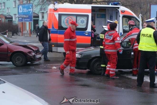 Wypadek w Ostrołęce: Do szpitala odwieziono dwie kobiety i dziecko (fot. eostroleka.life)