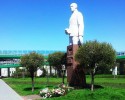 Kwiaty pod pomnikiem Berlinga w Warszawie: „Zasięgnięto opinii ws. składania kwiatów osobie zaliczanej do grona zdrajców?” 