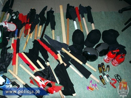 Pałki, kastety i gaz łzawiący znalezione w siedzibie „Krytyki Politycznej” (fot. policja.pl) 