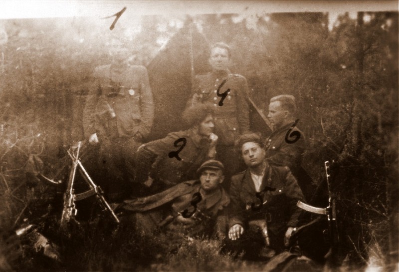 Na zdjęciu oznaczeni żołnierze NZW: „6” Hieronim Rogiński, „4” Władysław Sadłowski, „2” Marian Borys, „5” Stanisław Grajek 