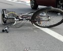 Rowerzysta zderzył się z samochodem: Mężczyzna został odwieziony do szpitala 