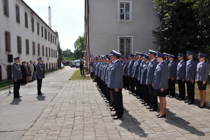 Podczas uroczystego apelu w starej siedzibie policjanci otrzymali nominacje na wyższe stopnie oraz wyr&oacute;żnienia i nagrody, fot. KMP w Ostrołęce
