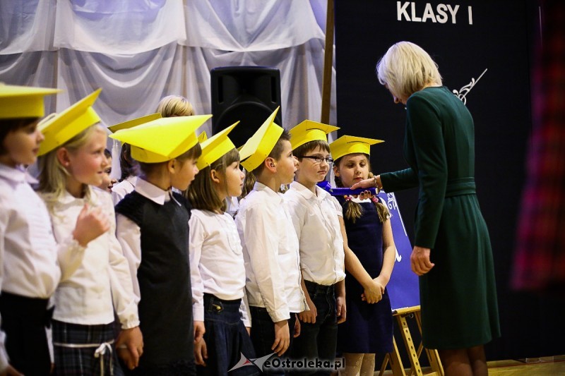 Około 100 pierwsak&oacute;w z ostrołęckiej dziesiątki składając uroczyste ślubowanie stało się pełnoprawnymi uczniami, fot. eOstrołęka.pl