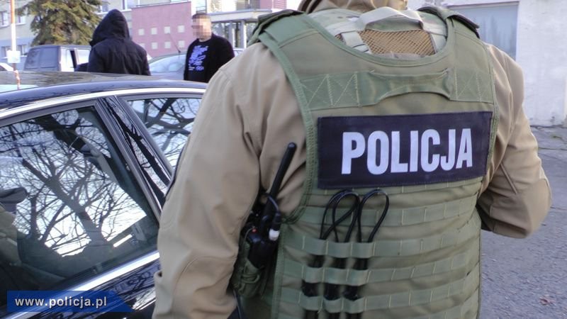 Policjanci z Wydziału Kryminalnego Komendy Wojew&oacute;dzkiej Policji w Opolu zatrzymali 3 osoby podejrzane o wytwarzanie i wprowadzanie do obrotu znacznych ilości dopalaczy oraz narkotyk&oacute;w, fot. policja.pl