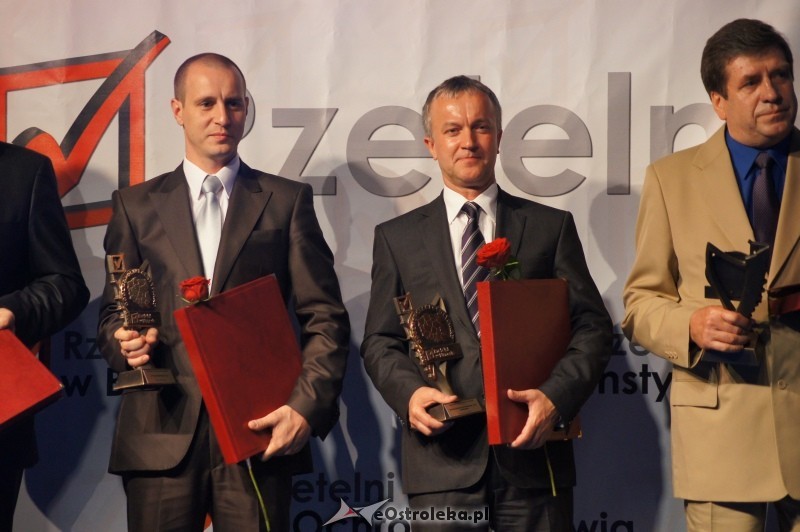 Prezydent Janusz Kotowski odebrał statuetkę Rzetelni w Biznesie przyznaną MZK, fot. eostroleka.life