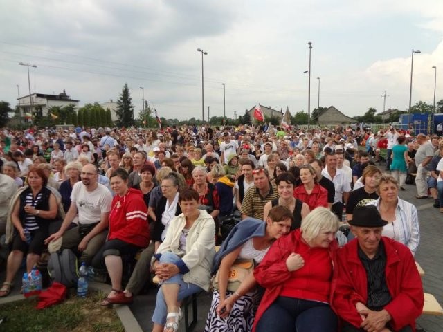 12 tys. os&oacute;b słuchało symfonii „Cierpienie Niewinnych” fot. fara.ostroleka.pl