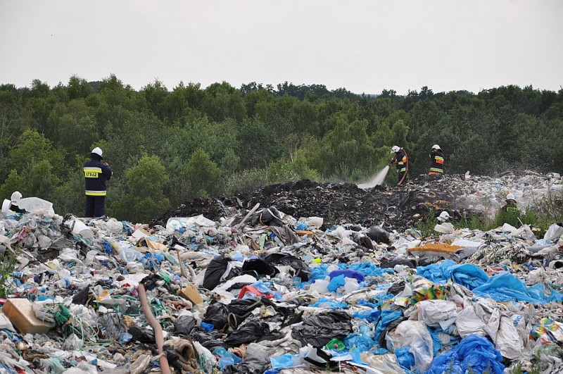 Gęsty dym znad płonącego wysypiska widoczny jest z odległości kilku kilometr&oacute;w, fot. eOstrołęka.pl