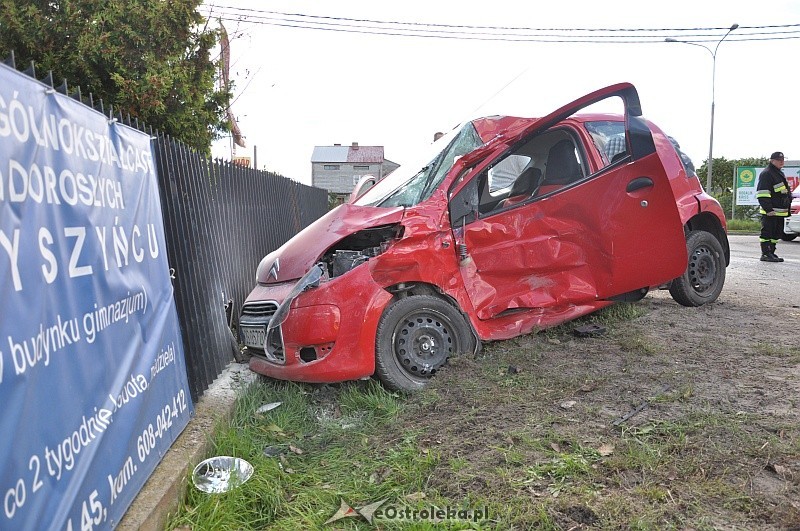 Osobowy citroen wjechał pod ciężar&oacute;wkę. Dwie osoby trafiły do szpitala fot. eOstrołęka