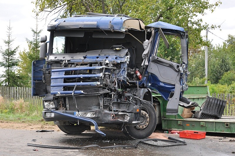 W wyniku zderzenia dw&oacute;ch tir&oacute;w w miejscowośi Pasieki do szpitala trafiły dwie osoby, fot. eOstrołęka