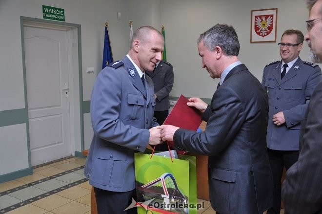 Grzegorz Gołaś odbiera z rąk prezydent Janusz Kotowskiego nagrodę za drugie miejsce, fot. eostroleka.life