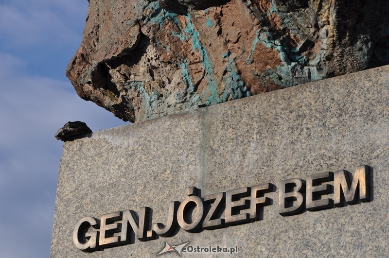 Popękany pomnik Gen. J&oacute;zefa Bema w Ostrołęce, fot. eostroleka.life