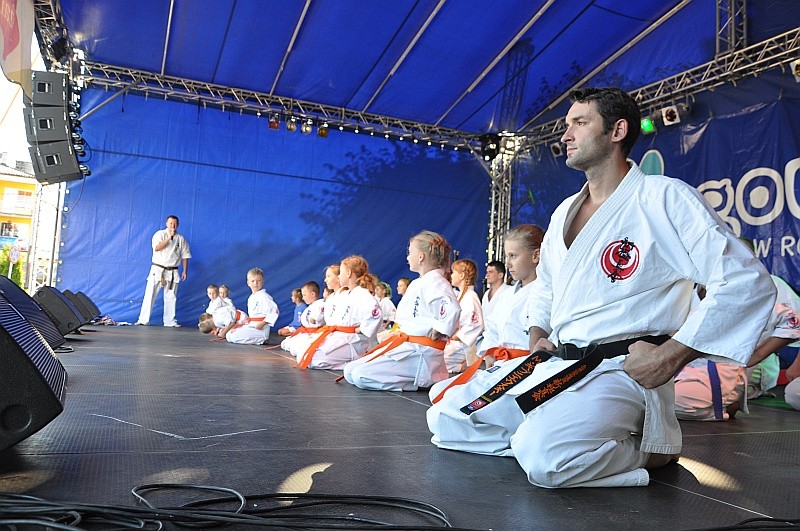Pokaz Karate na dniach R&oacute;żanafot. eOstrołęka