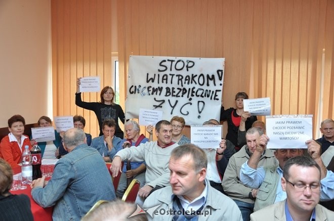 Protestujący przeciwko budowie wiatrak&oacute;w w gminie Czerwin, fot. eostroleka.life