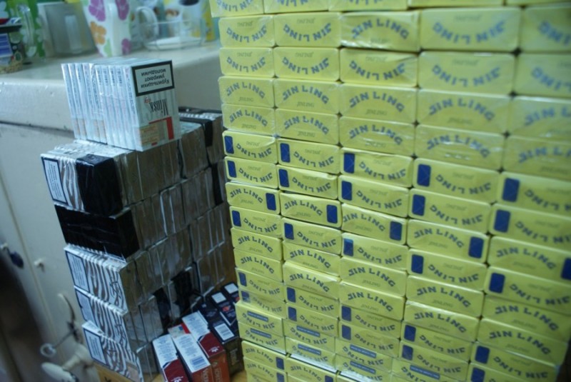 Operacyjni zabezpieczyli 1600 paczek papieros&oacute;w fot. KMP Ostrołęka