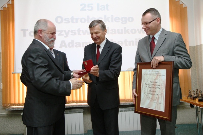 Janusz Gołota (PO), Marian Krupiński (PSL), Mariusz Popielarz (PO) na uroczystościach 25-lecia OTN (fot. eostroleka.life)