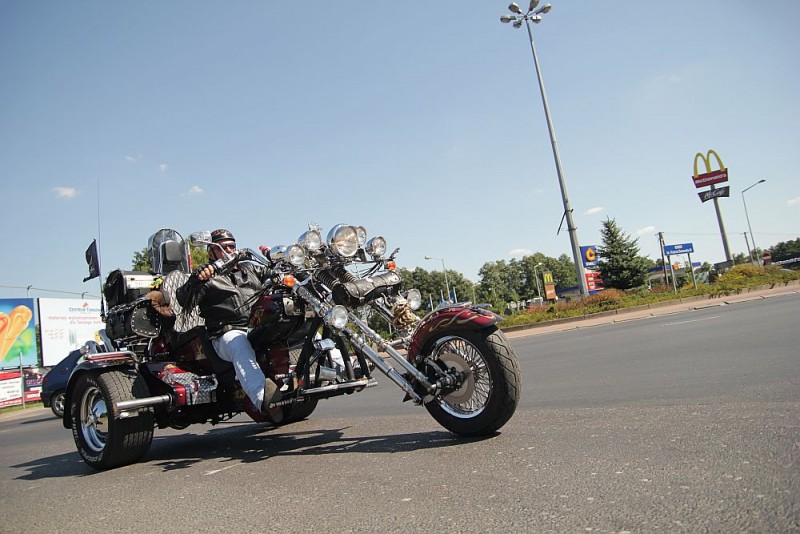 Na starcie I Kurpiowskiego Rajdu Motocyklowego stawiło się kilkudziesięciu motocyklist&oacute;w, fot. eOstrołęka.pl