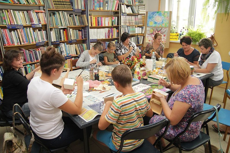 Wakacyjne tw&oacute;rcze spotkania odbywały się w siedzibie Gminnej Biblioteki Publicznej w Rzekuniu, fot. eOstrołęka.pl