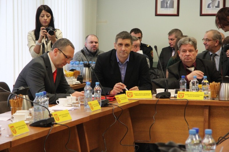 Maciej Kleczkowski i Mirosław Dąbkowski opuścili salę obrad (fot. eostroleka.life)
