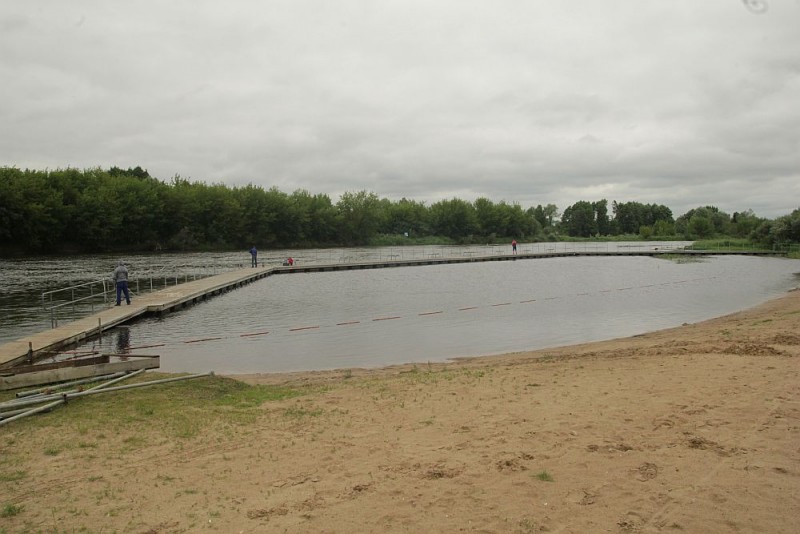 Przy plaży miejskiej w Ostrołęce zn&oacute;w pojawił się pływający pomost/fot. eOstrołęka.pl
