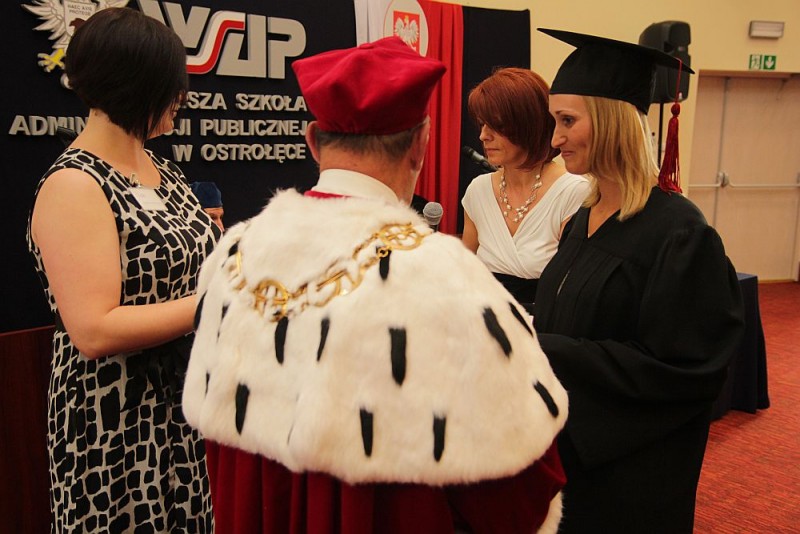 215 absolwent&oacute;w WSAP odebrało dyplomy ukończenia wyższej uczelni, fot.eOstrołęka.pl