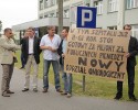 Pikieta pod ostrołęckim szpitalem: „Oddział onkologiczny jest nieczynny decyzją NFZ” [VIDEO, ZDJĘCIA]