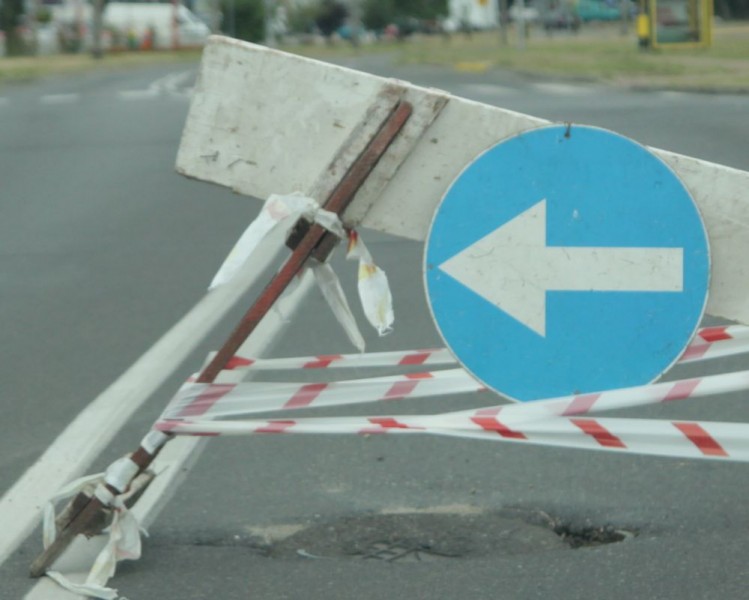 „Wczorajszej nocy niemal wpadłem w ogromną dziurę w alei Jana Pawła II - pisze jeden z naszych Czytelnik&oacute;w, fot. Michał Rz.