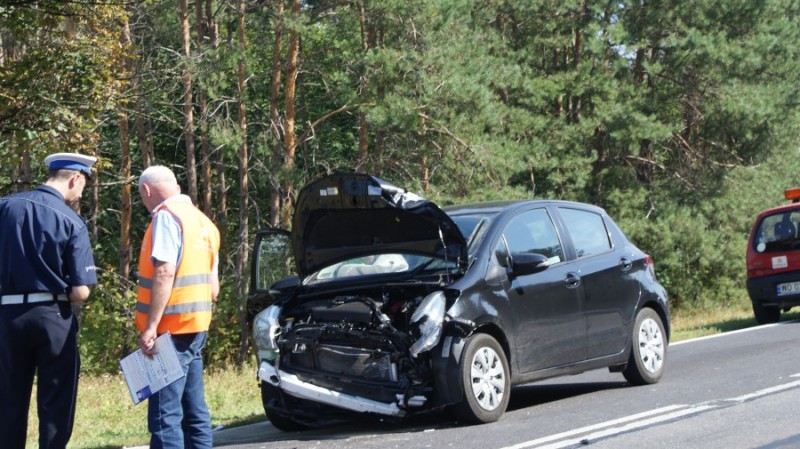 Koła, kt&oacute;re odpadły od pędzącej ciężar&oacute;wki uszkodziły dwa auta, fot. KMP w Ostrołęce