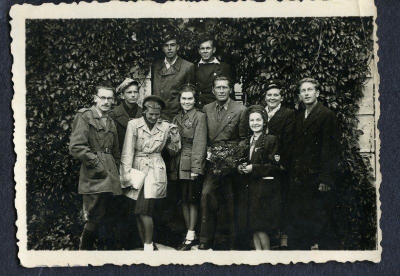 Fotografia z lat 50. XX wieku przedstawiająca grupę uczni&oacute;w z nauczycielem Henrykiem Krauze, fot. MKK
