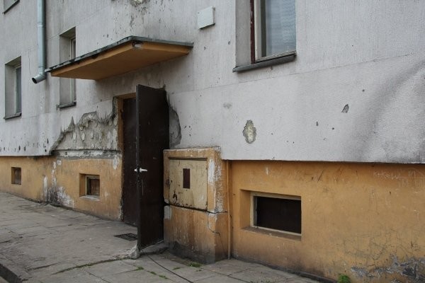 W bloku socjalnym przy ul Padlewskiego spłonął telewizor i meblościanka, fot. eOstrołęka.pl