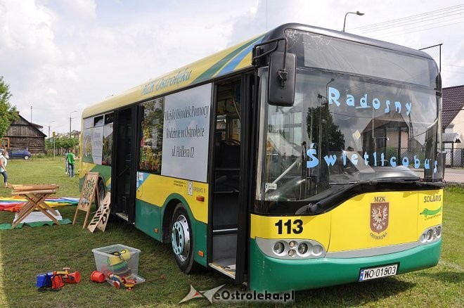 „Radosny Świetlicobus” krążąc po ostrołęckich osiedlach zapewnia atrakcje dzieciom spędzającym wakacje w mieście, fot. eOstrołęka.pl