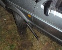 Pijany kierowca VW zawisł na słupku ochronnym